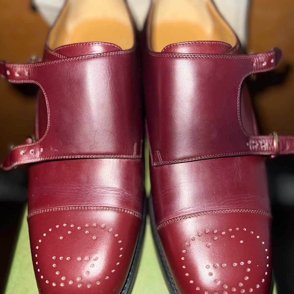 Brand new authentic Gucci men shoe-
Gucci men size 9, fits US men size 10.